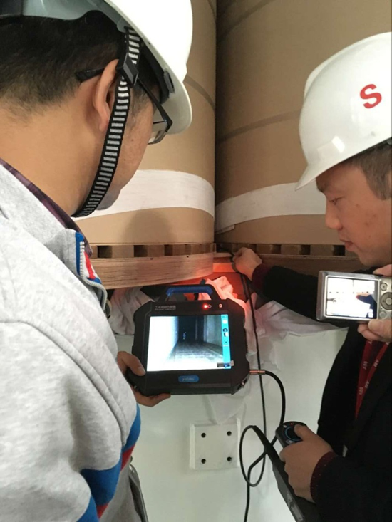 亞泰光電內(nèi)窺鏡工作人員與工廠技術(shù)人員現(xiàn)場溝通