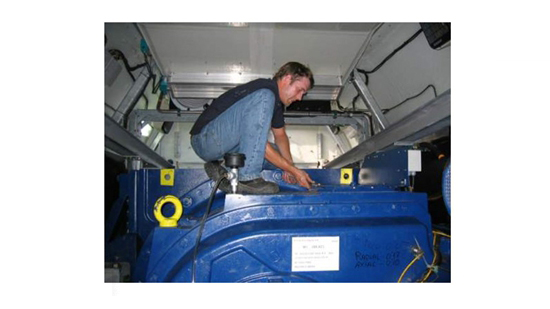 工作人員利用內(nèi)窺鏡檢測(cè)風(fēng)力發(fā)電機(jī)