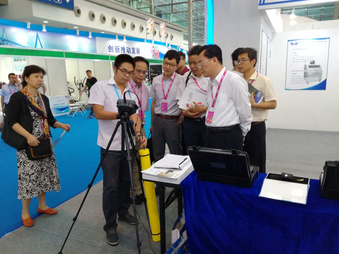深圳市相關領導蒞臨亞泰光電展位指導考察