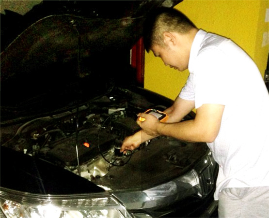 車主周先生用CIE汽車內(nèi)窺鏡給自己愛車做維護檢測