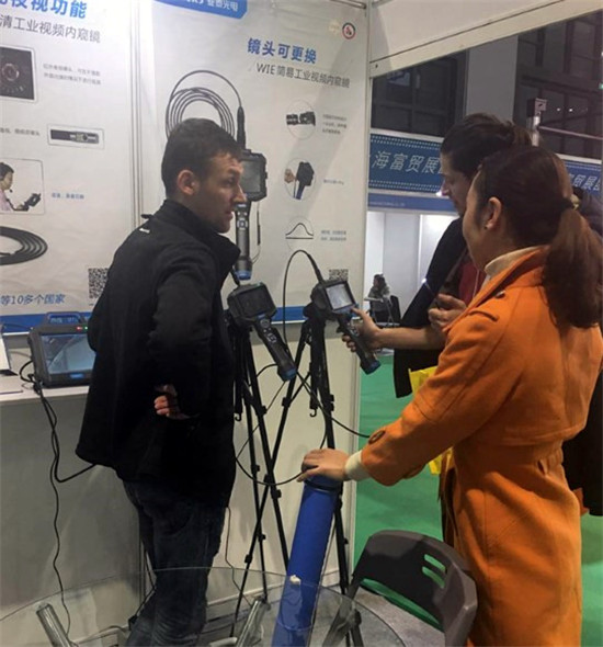 亞泰光電銷售工程師在給現(xiàn)場觀眾講解工業(yè)內窺鏡、激光轉速表等產品情況