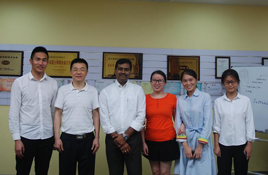 亞泰光電總經(jīng)理鄭翔（左二）、AIMIL副總經(jīng)理Subrahmanyam