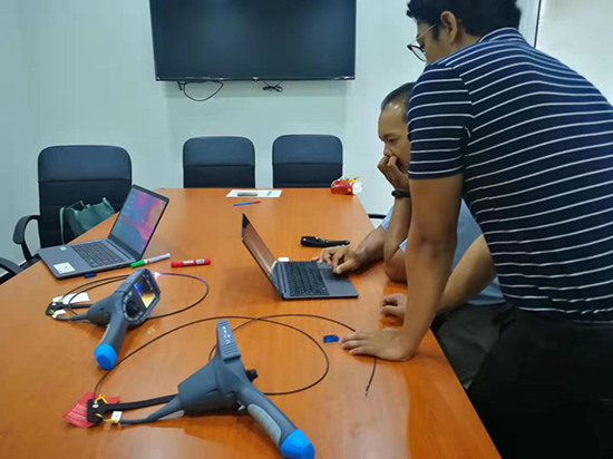 經銷商與客戶維修主管一起將現場拍到的圖片和視頻轉存至電腦，看圖片質量效果。