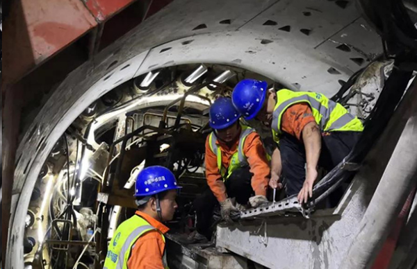 工程人員現場安裝、調試設備